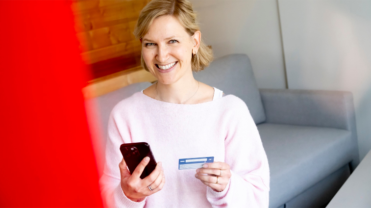 Kundin der Bärenapotheke löst ihr E-Rezept mit dem Smartphone ein